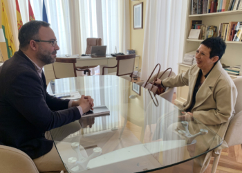 Javier Navarro se reúne con la presidenta de la Asociación de Mujeres Víctimas de Violencia de Género “Sin miedos” de Tomelloso