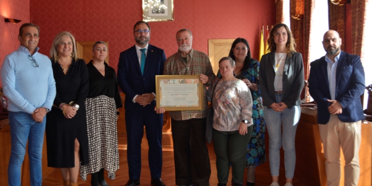 El Ayuntamiento de Tomelloso entrega a Dionisio Cañas la distinción de Hijo Predilecto de la ciudad