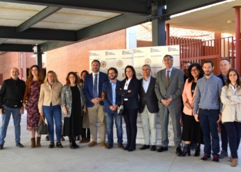 El I.E.S Eladio Cabañero de Tomelloso inaugura su nuevo aula multifuncional al aire libre «Ángel Rodríguez»