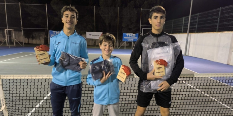 Alejandro Villena, Arnau Castellanos y Paco Crespo del Club Codetosa, campeón y subcampeones del Tigers Tennis Tour