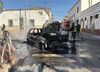 Arde un vehículo cuando circulaba por la calle Campo de Tomelloso