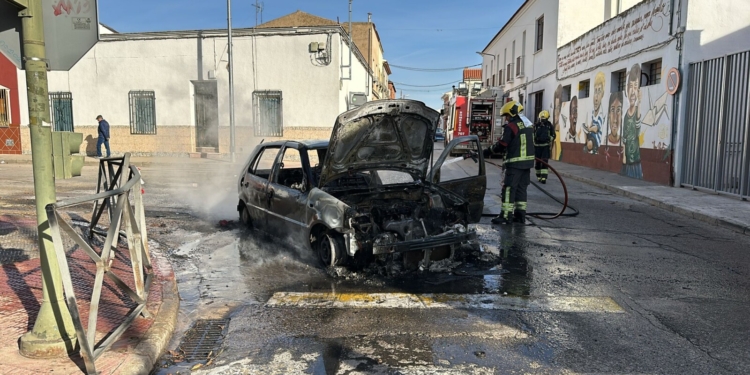 Arde un vehículo cuando circulaba por la calle Campo de Tomelloso