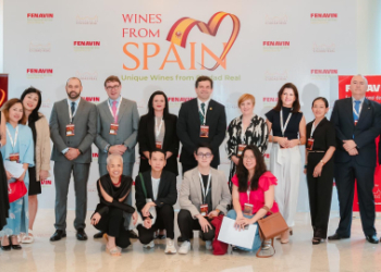 Miguel Ángel Valverde explica a importadores vietnamitas en Ho Chi Minh por qué FENAVIN es la feria del vino español más importante del mundo