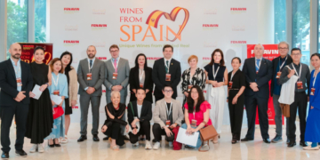 Miguel Ángel Valverde explica a importadores vietnamitas en Ho Chi Minh por qué FENAVIN es la feria del vino español más importante del mundo