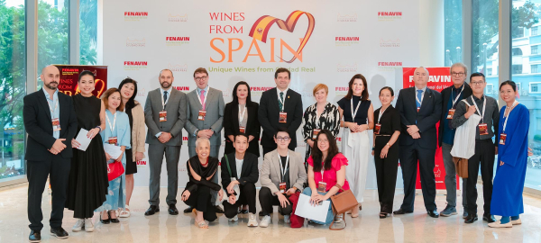 Miguel Ángel Valverde explica a importadores vietnamitas en Ho Chi Minh por qué FENAVIN es la feria del vino español más importante del mundo