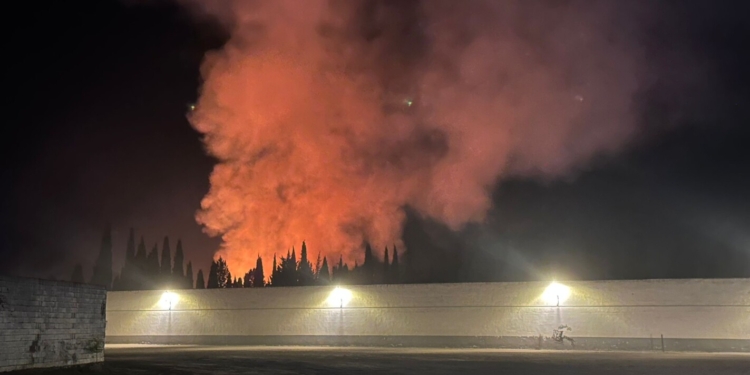 Se produce un incendio en una zona de maleza y rastrojos situada detrás del Cementerio de Tomelloso