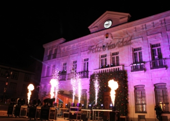 Arranca la Navidad en Tomelloso con un espectáculo de luz y sonido, el encendido de la iluminación y un árbol de 22 metros
