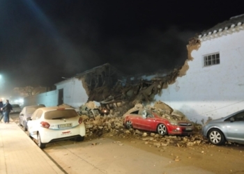 Se derrumba una parte de la tapia de las Bodegas Perales situada en la calle de la Cruz de Tomelloso