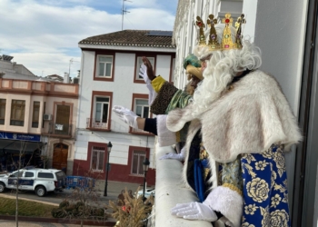 Los Reyes Magos ya están en Tomelloso: saludan a los niños y recogen sus cartas en la Plaza de España antes de la Cabalgata