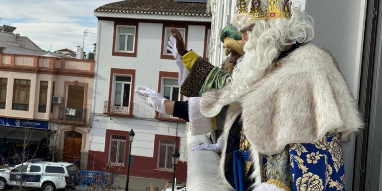 Los Reyes Magos ya están en Tomelloso: saludan a los niños y recogen sus cartas en la Plaza de España antes de la Cabalgata