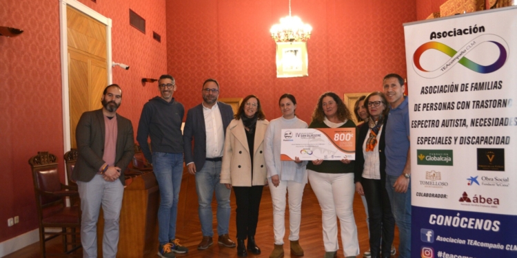 El Club de Atletismo Pieles Run dona 800 euros a la asociación TEAcompaño recaudados en la San Silvestre tomellosera