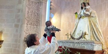 Cincuenta y cuatro niños son presentados a la Virgen de las Viñas en el Santuario de Pinilla de Tomelloso