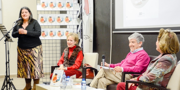 Mercedes Santiago presenta su libro “Orgullosa de ser mujer” en el salón de actos de la Biblioteca Municipal de Tomelloso