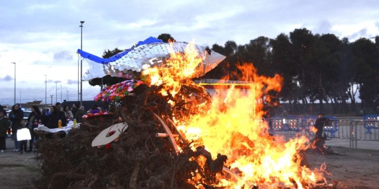 La Asociación del Barrio de Europa gana el exitoso IV Concurso del Entierro de la Sardina con el que termina el Carnaval de Tomelloso