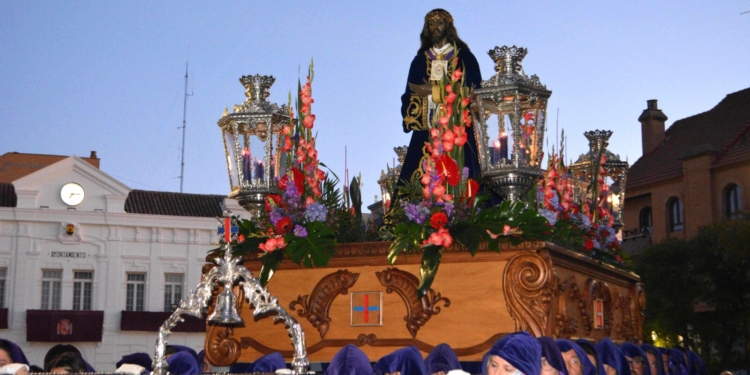 Emotiva salida de Jesús de Medinaceli desde la parroquia de Nuestra Señora de la Asunción de Tomelloso