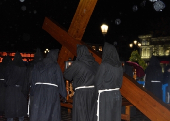 El sonido de las cadenas de la «Procesión del Silencio» impresiona en una lluviosa madrugada del Sábado Santo en Tomelloso
