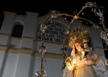Tomelloso demuestra su devoción a la Virgen de las Viñas en su tradicional «Procesión de las Antorchas»