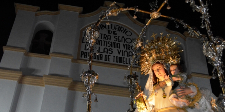 Tomelloso demuestra su devoción a la Virgen de las Viñas en su tradicional «Procesión de las Antorchas»