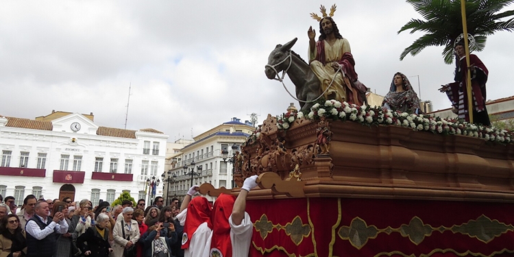 La procesión de la «Entrada de Jesús en Jerusalén» con una deslumbrante «Borriquilla» abre la Semana Santa de Tomelloso 2025