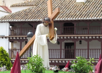 La procesión del «Camino del Calvario» llena de júbilo las calles de Tomelloso en una espléndida mañana de Viernes Santo