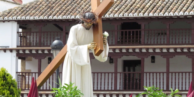 La procesión del «Camino del Calvario» llena de júbilo las calles de Tomelloso en una espléndida mañana de Viernes Santo