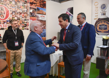 El presidente de FENAVIN traslada a bodegas y expositores que escuchará al sector para mejorar la feria