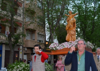La imagen de San José Obrero procesiona por las calles de su barrio en Tomelloso