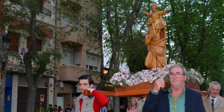 La imagen de San José Obrero procesiona por las calles de su barrio en Tomelloso