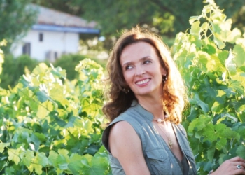 Belén López Montero recibe la distinción de «Tomellosera Ausente» de la Feria y Fiestas de Tomelloso 2025