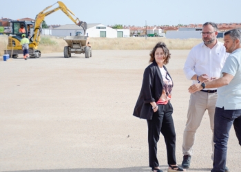 El alcalde Javier Navarro visita los terrenos donde se construye la nueva pista de conductores en Tomelloso