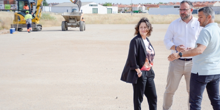 El alcalde Javier Navarro visita los terrenos donde se construye la nueva pista de conductores en Tomelloso
