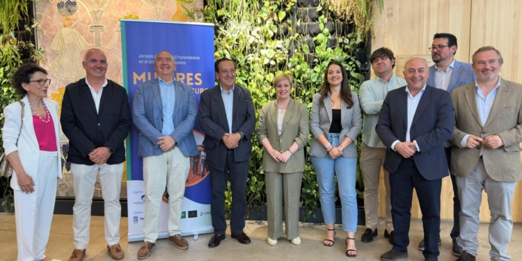 Clausurada de la jornada “Mujeres que cultivan el futuro” en Tomelloso con la presencia del presidente de ASAJA, Pedro Barato