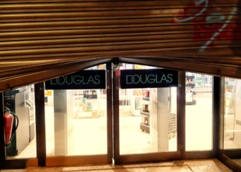 Roban por cuarta vez en la perfumería Douglas de Tomelloso reventando la puerta con un gato hidráulico