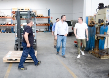 Javier Navarro visita Talleres Espí Serrano SL, referente familiar de la industria de Tomelloso con casi un siglo de historia