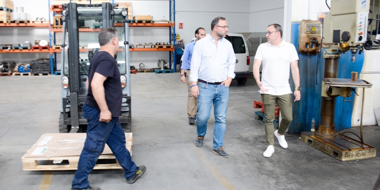 Javier Navarro visita Talleres Espí Serrano SL, referente familiar de la industria de Tomelloso con casi un siglo de historia