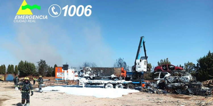 Se declara un incendio en un desguace de Tomelloso