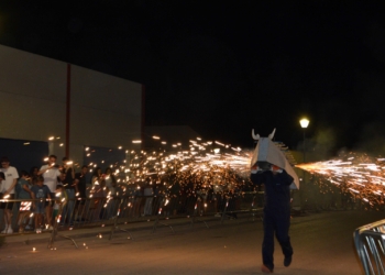 Arranca la celebración del Barrio del Carmen de Tomelloso con el pregón de Daniel Cuadrado y el tradicional Toro de Fuego
