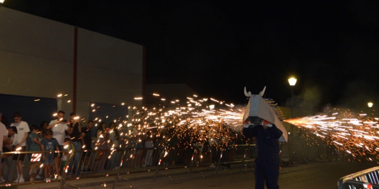Arranca la celebración del Barrio del Carmen de Tomelloso con el pregón de Daniel Cuadrado y el tradicional Toro de Fuego