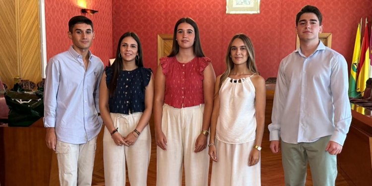 María Moreno, Adrián Burlacu, María Mateos, Ainhoa Buitrago y José Manuel Polo, Madrinas y Padrinos de la Feria y Fiestas de Tomelloso 2025