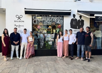 Las fotografías de las madrinas y padrinos de la Feria y Fiestas de Tomelloso 2025 ya lucen en el escaparate de Silbon