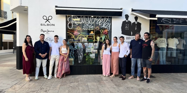 Las fotografías de las madrinas y padrinos de la Feria y Fiestas de Tomelloso 2025 ya lucen en el escaparate de Silbon