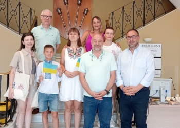 Javier Navarro recibe a la asociación CREAN y a los niños ucranianos acogidos por familias tomelloseras