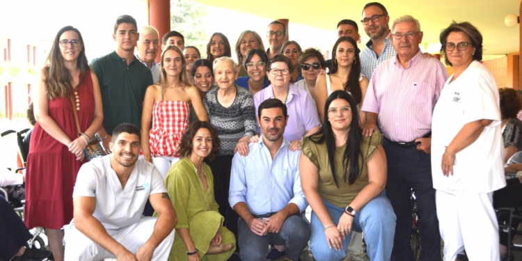 Javier Navarro visita a los residentes de la Fundación Elder para desearles una feliz Feria y Fiestas de Tomelloso 2025