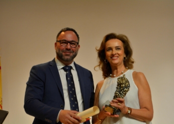 Belén López Montero recibe la distinción de «Tomellosera Ausente» de la Feria y Fiestas 2025