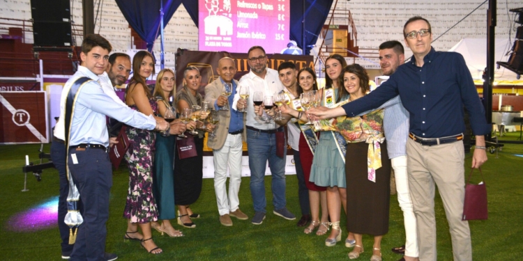 Más de 3.000 personas celebran la XIII Fiesta del Vino de la Feria y Fiestas en su nueva ubicación de la Plaza de Toros de Tomelloso