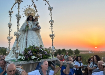 Cerca de 1.500 personas acompañan a la Virgen de las Viñas en su traslado desde Pinilla hasta Tomelloso para la Feria y Fiestas 2025