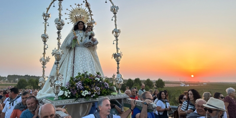 Cerca de 1.500 personas acompañan a la Virgen de las Viñas en su traslado desde Pinilla hasta Tomelloso para la Feria y Fiestas 2025