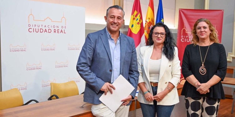 La Diputación de Ciudad Real promueve la conectividad por satélite en 80 municipios de la provincia con una inversión de 739.000 euros