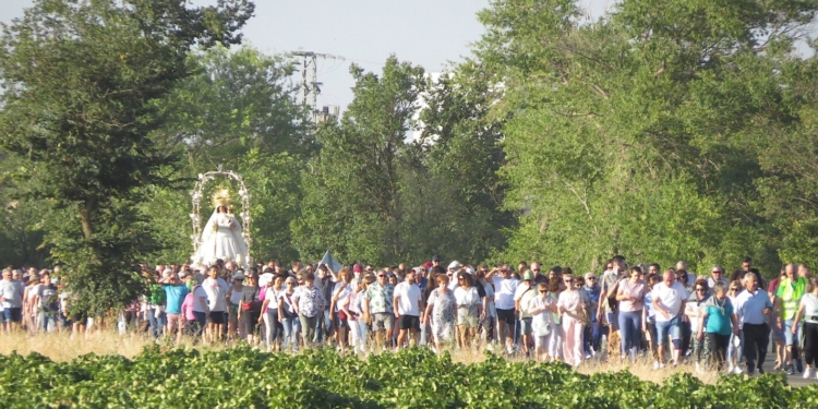 Más de mil personas acompañan a la Virgen de las Viñas en su traslado de Tomelloso al Santuario de Pinilla después de la Feria y Fiestas 2025