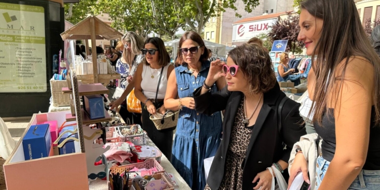 Lleno total en el Paseo de las Moreras para una nueva edición del Mercadillo Final de Temporada de Tomelloso